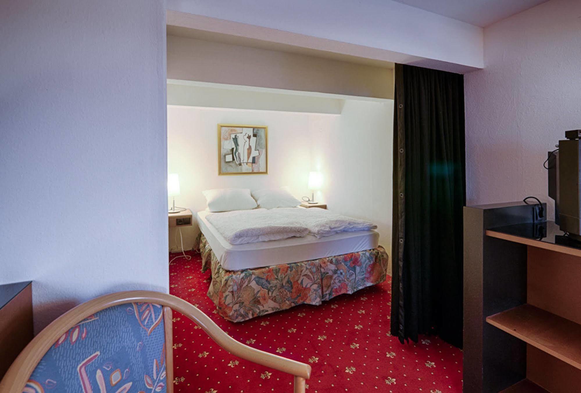 Hotel Dallgow エクステリア 写真