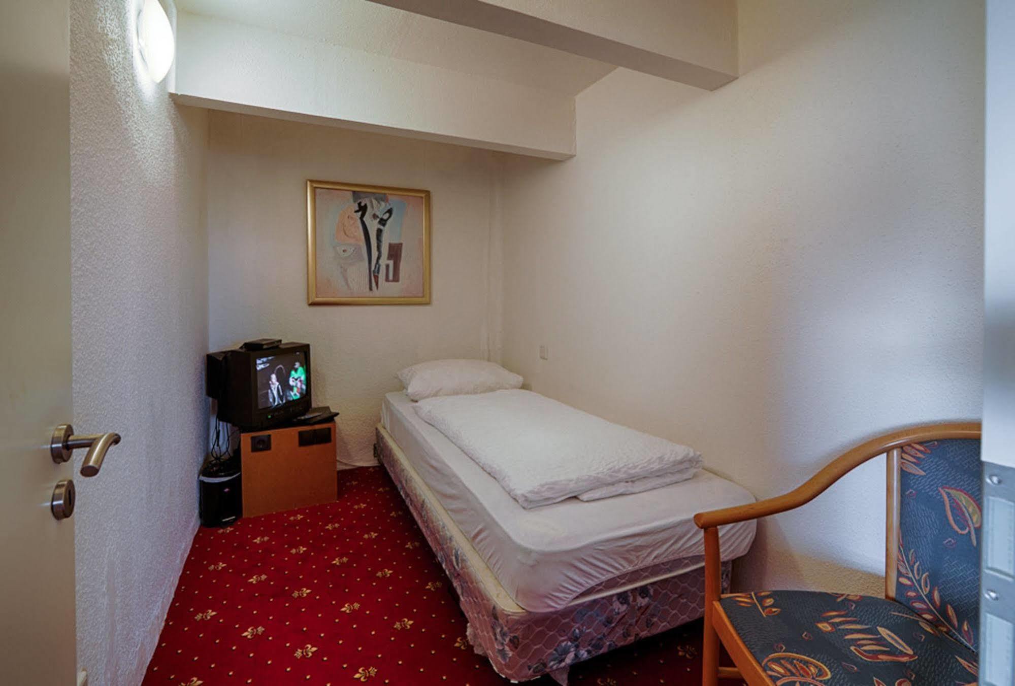 Hotel Dallgow エクステリア 写真