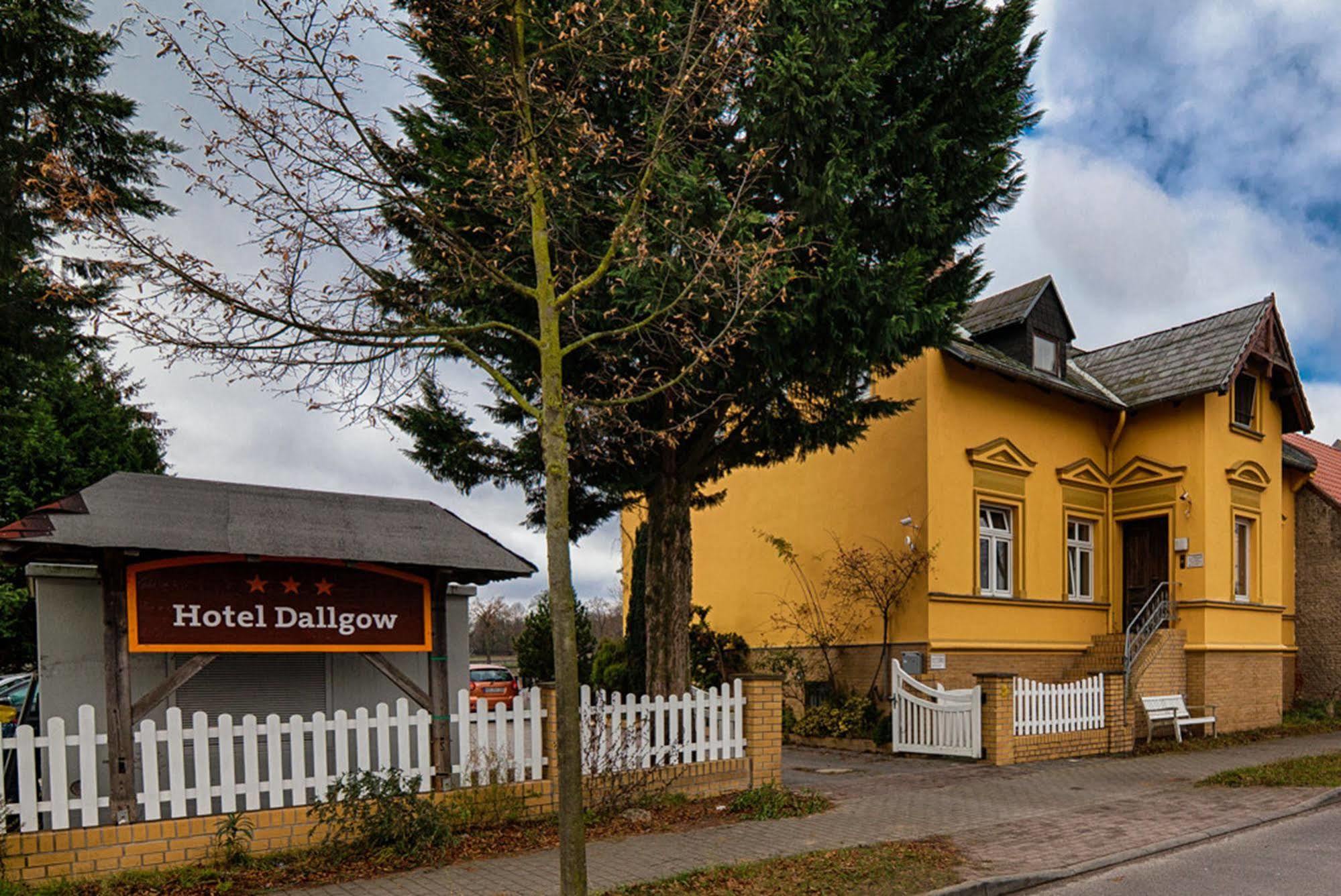 Hotel Dallgow エクステリア 写真